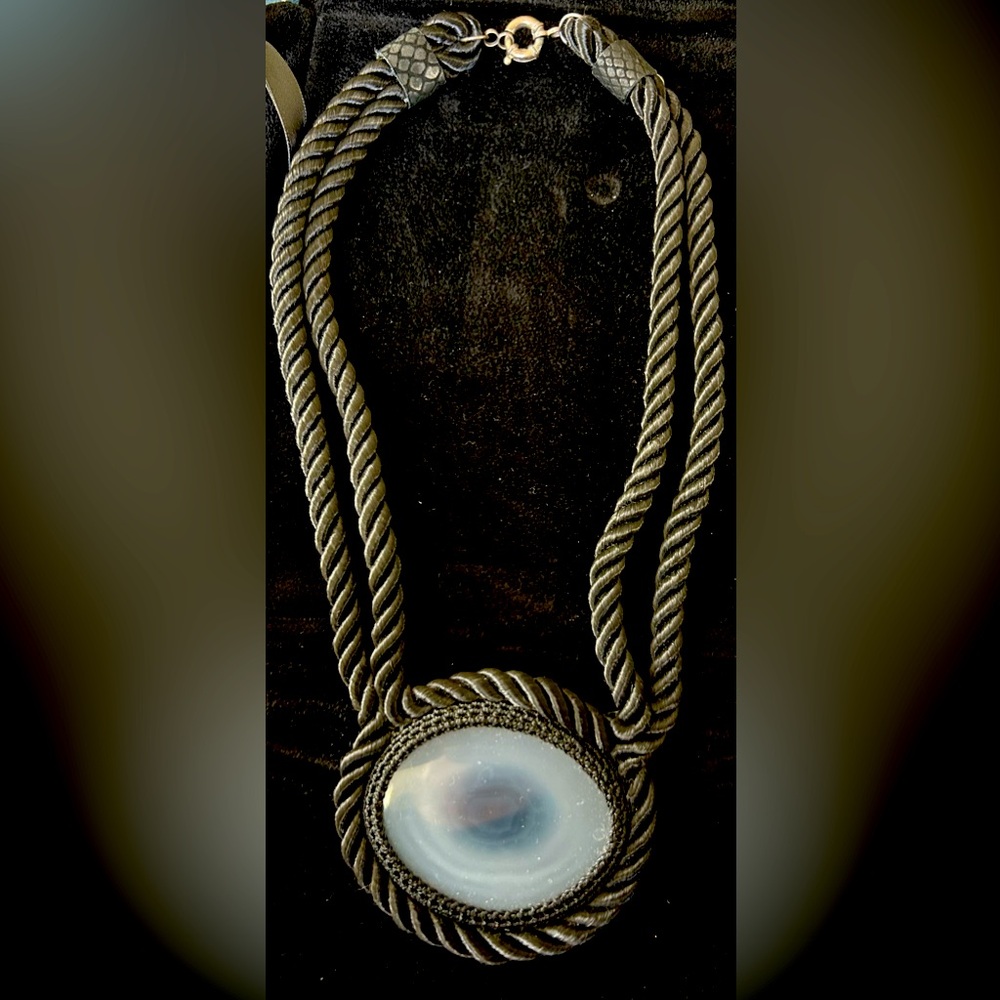 Unique necklace with agate slab